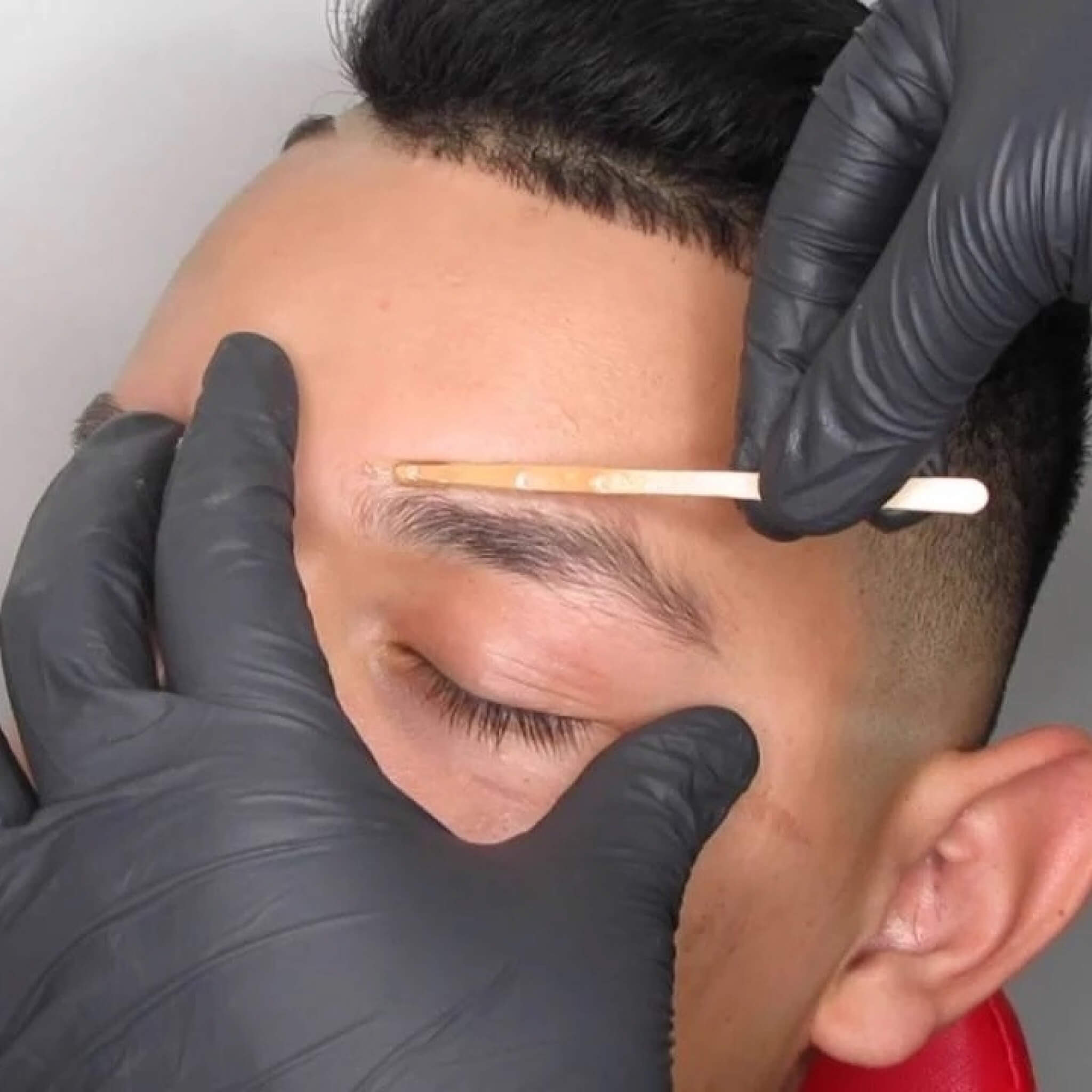 Можно ли воском удалять волосы на лице мужчинам